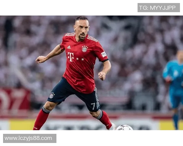 退役足球球星最新近照曝光展现风采引发球迷热议